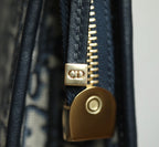 Buchtasche 26 in Schwarz, schräges Jacquardmuster