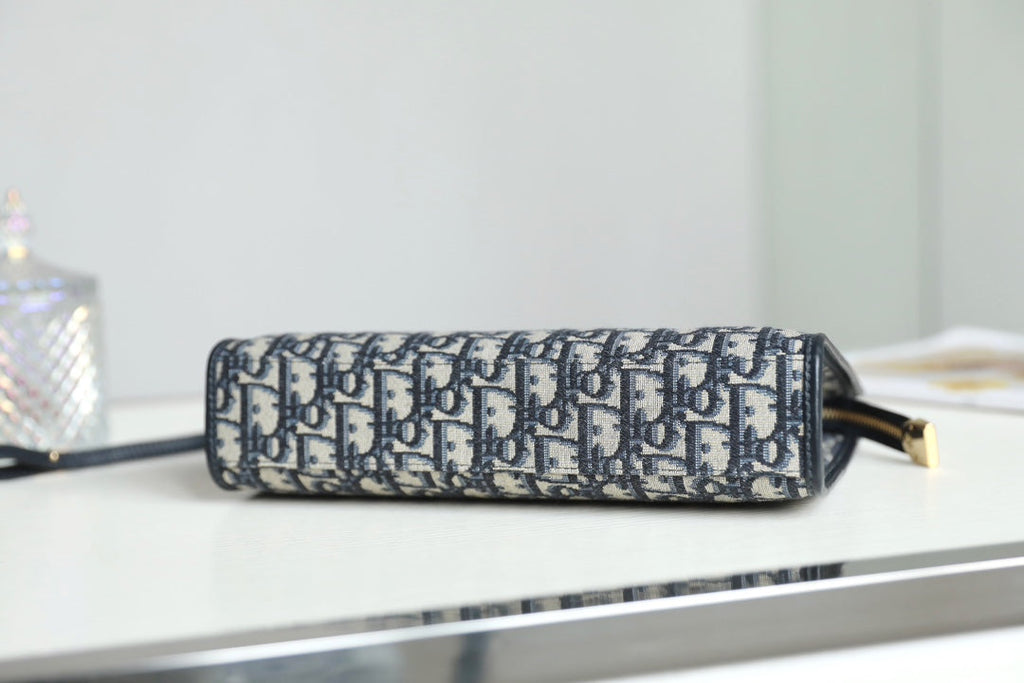 Buchtasche 26 in Schwarz, schräges Jacquardmuster