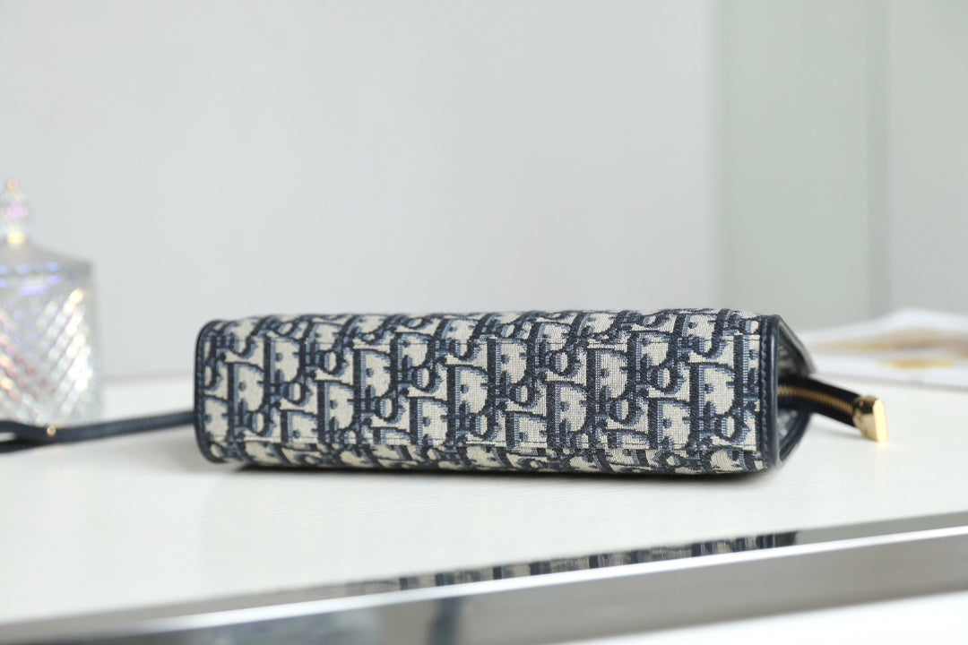 Buchtasche 26 in Schwarz, schräges Jacquardmuster