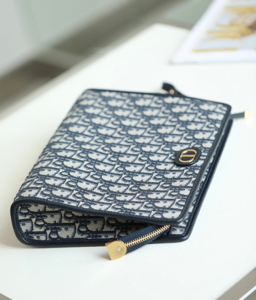 Buchtasche 26 in Schwarz, schräges Jacquardmuster