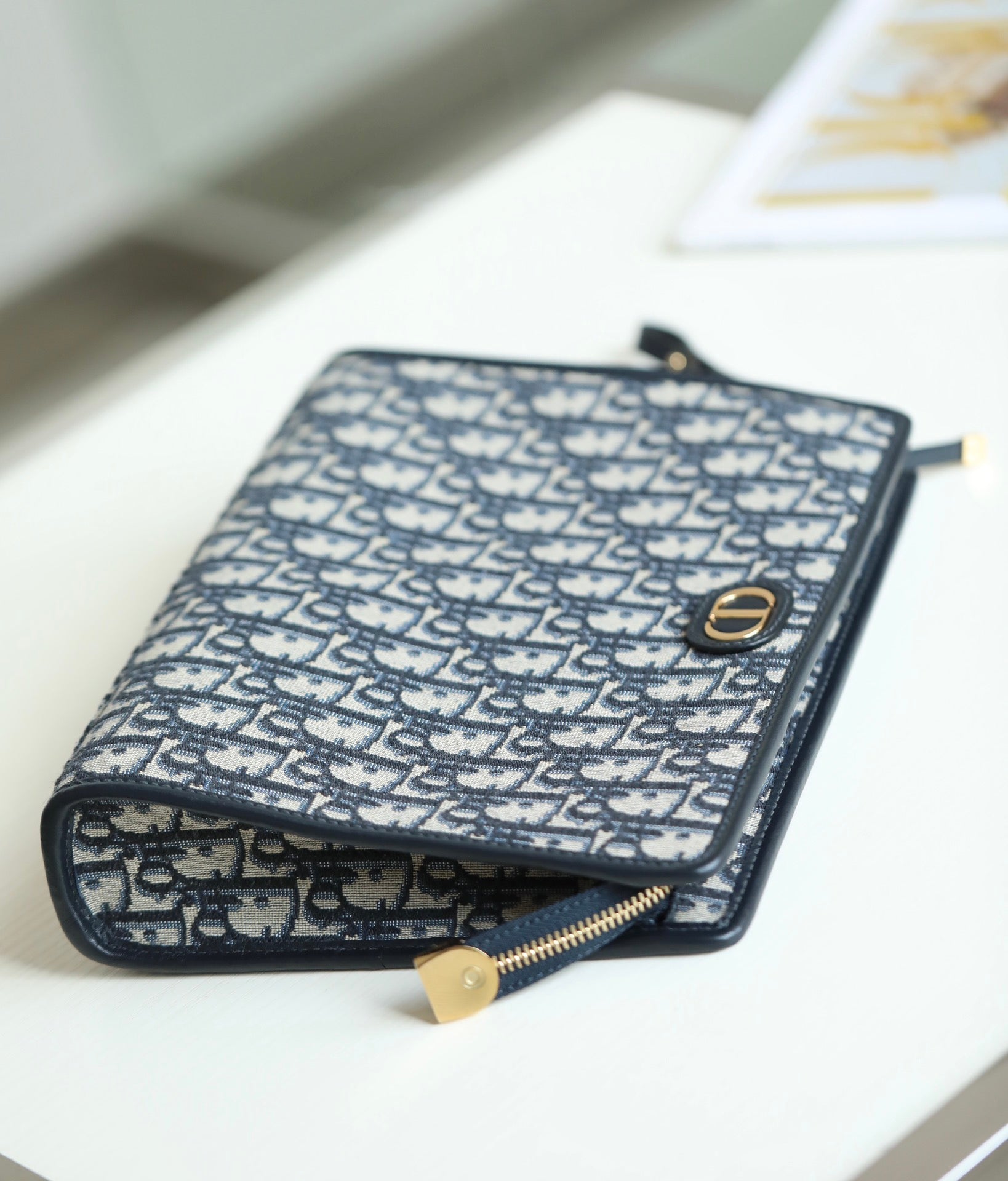 Buchtasche 26 in Schwarz, schräges Jacquardmuster