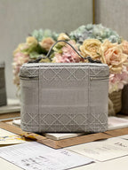 Kleiner 25-g-Reisekosmetikkoffer mit Schultergurt, Taubengrau