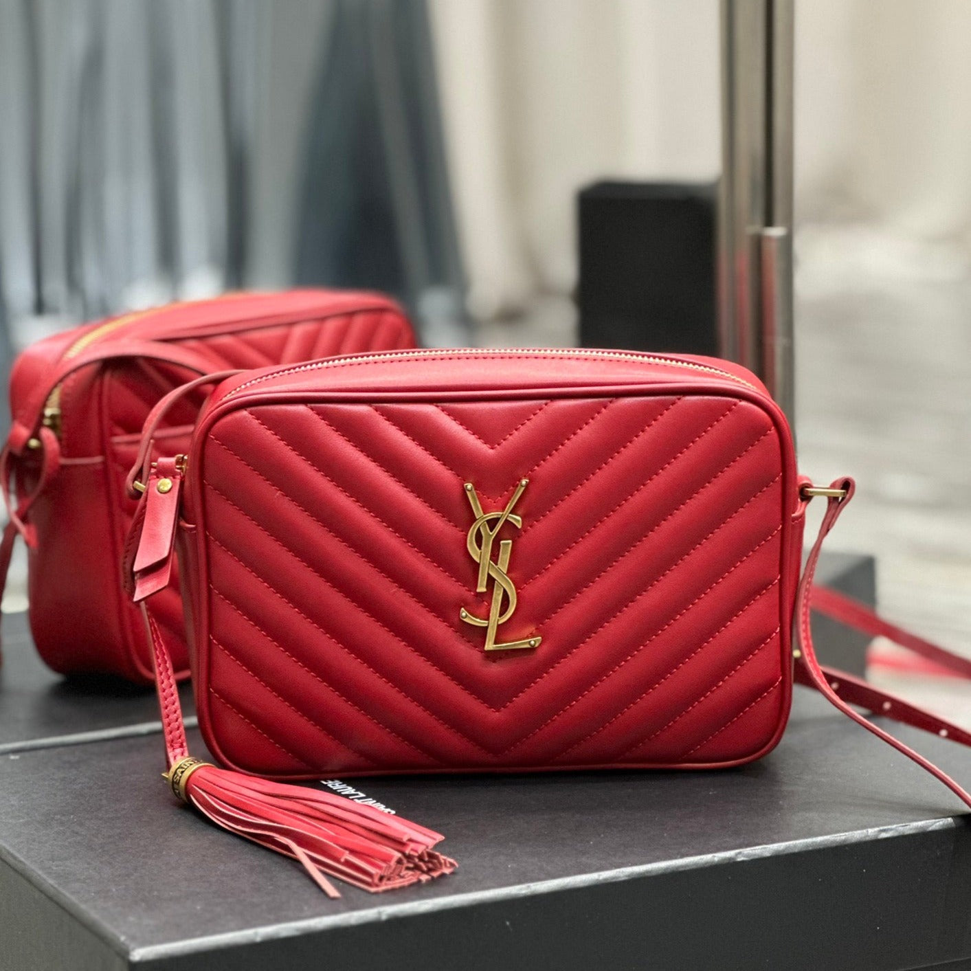 LOU KAMERA 23 ROTES LAMMLEDER GOLDENE BESCHLÄGE