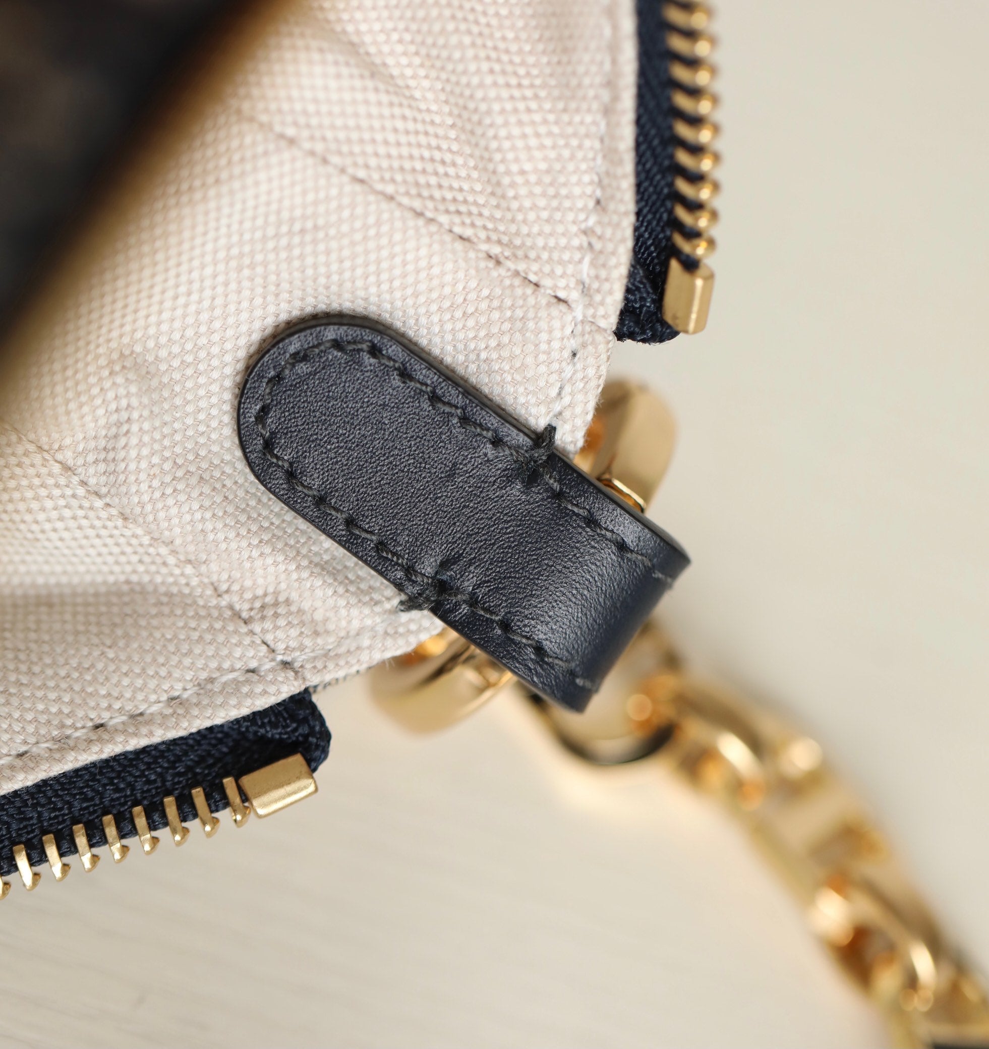 CD Lounge 26 Tasche in blauem Obliqué-Jacquard