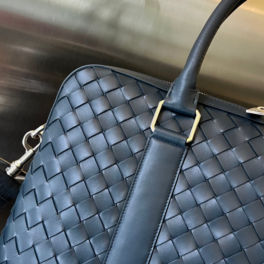 Schlanke Intrecciato Aktentasche 36, schieferfarbenes Kalbsleder