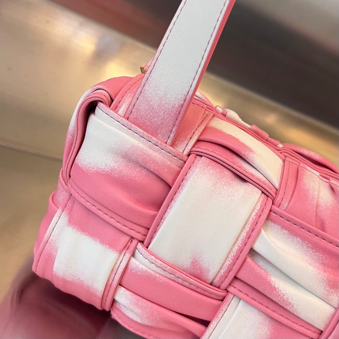 Kleine Brick-Kassette, 23 Zoll, rosa Mix, weißes weiches Lammfell