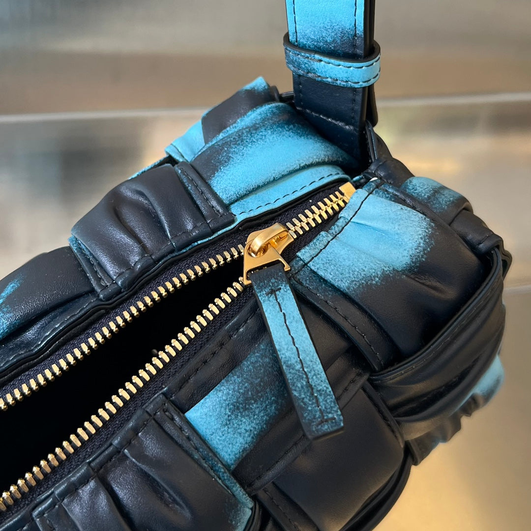 Kleine Brick-Kassette, 23 Zoll, Himmelblau-Mix, schwarzes Lammfell