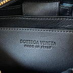 Kleine Brick-Kassette, 23 Zoll, Himmelblau-Mix, schwarzes Lammfell