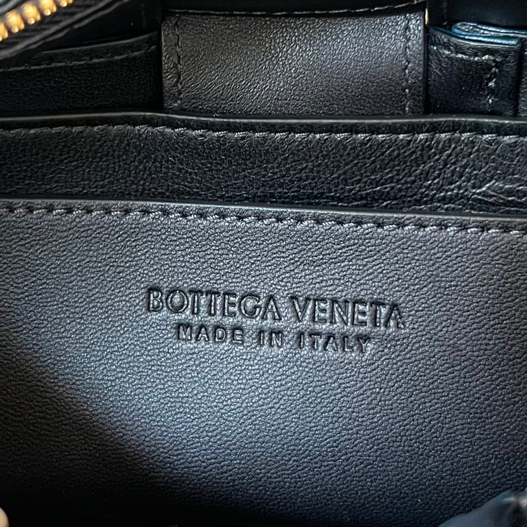 Kleine Brick-Kassette, 23 Zoll, Himmelblau-Mix, schwarzes Lammfell