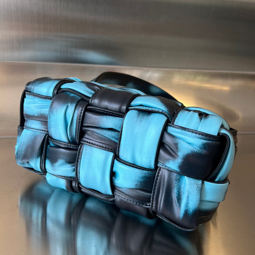 Kleine Brick-Kassette, 23 Zoll, Himmelblau-Mix, schwarzes Lammfell