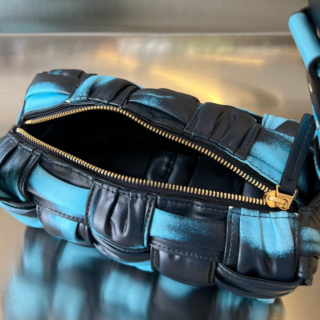 Kleine Brick-Kassette, 23 Zoll, Himmelblau-Mix, schwarzes Lammfell