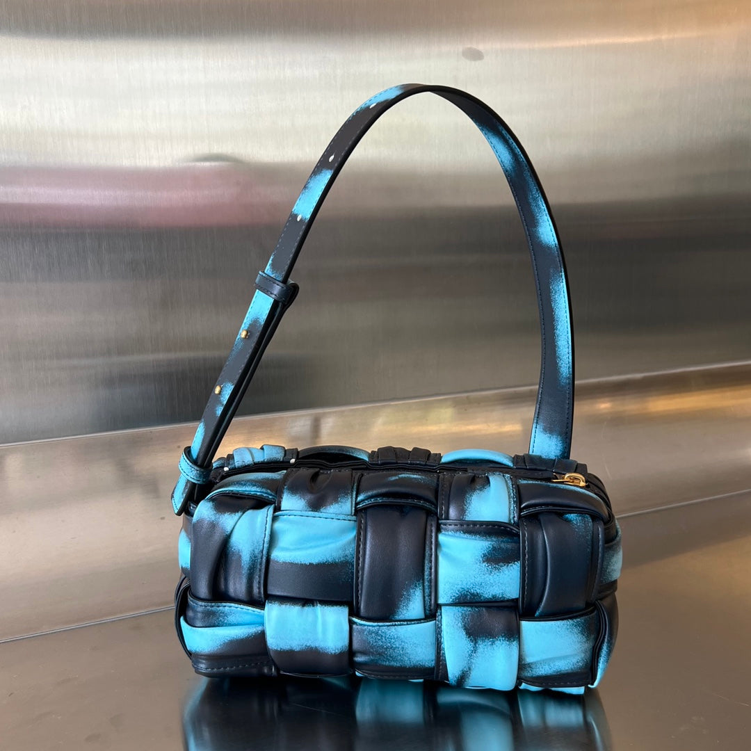 Kleine Brick-Kassette, 23 Zoll, Himmelblau-Mix, schwarzes Lammfell