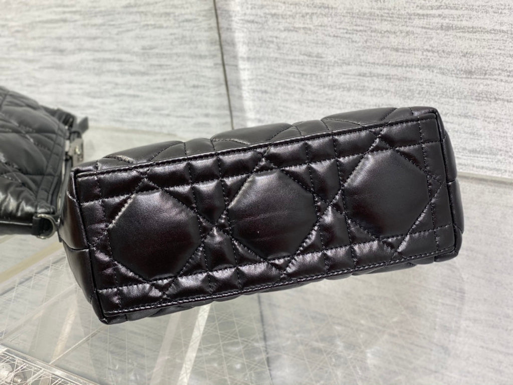 TRAVEL NOMAD POUCH 22 IN BLACK MACROCANNAGE LAMBSKIN