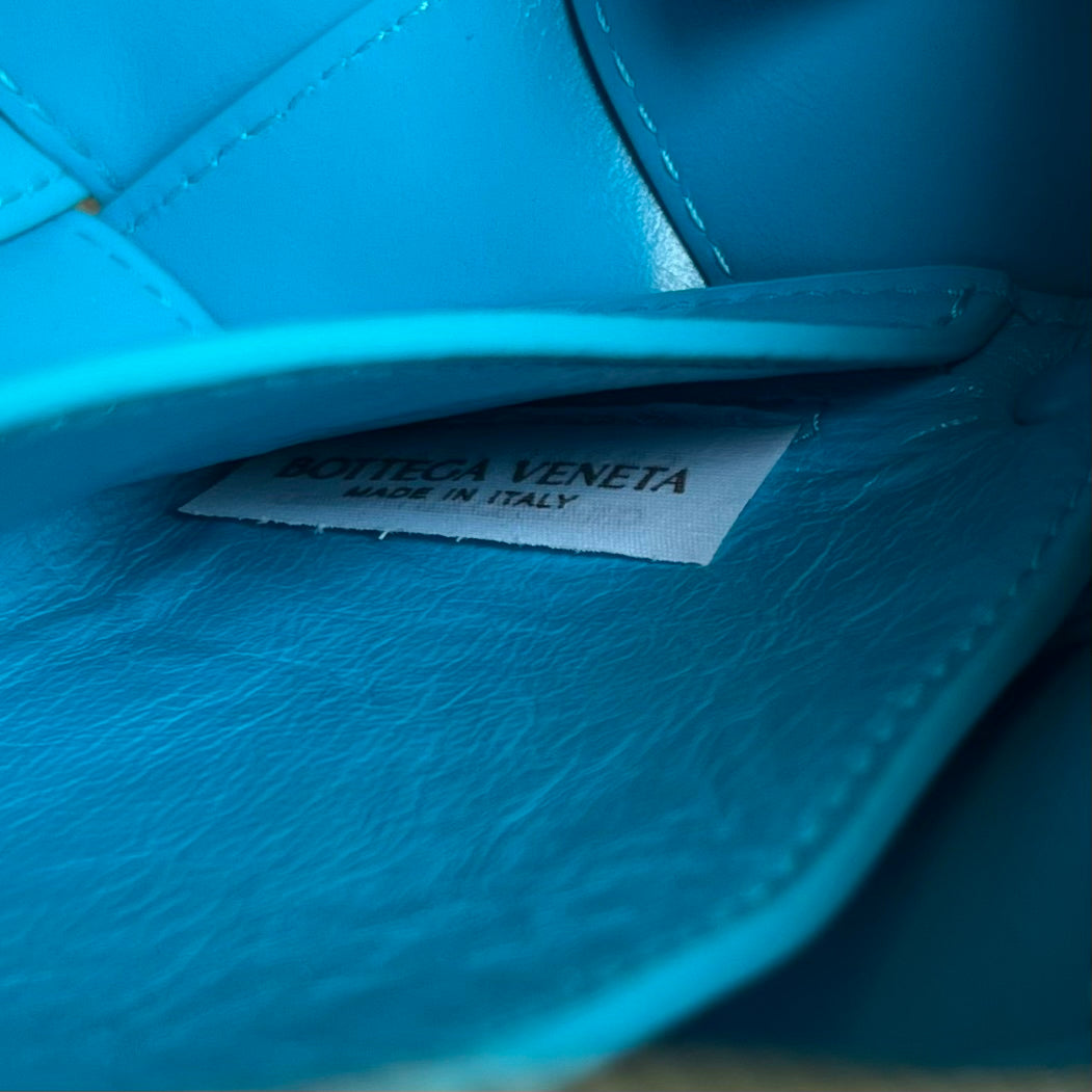 Kleine Brick-Kassette, 23 Zoll, hellblau, weiches Lammfell