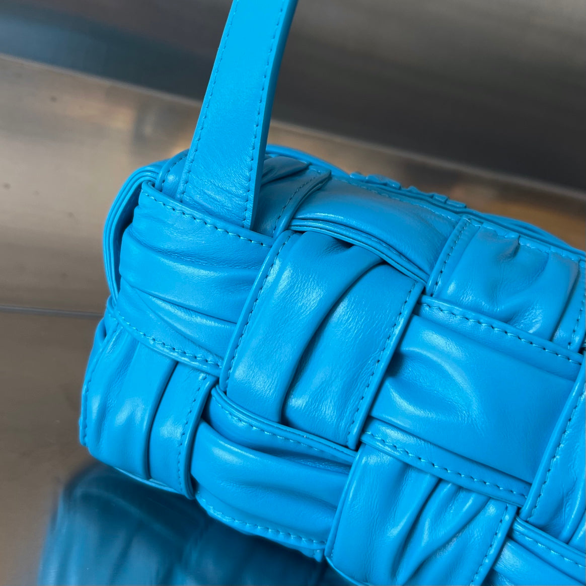 Kleine Brick-Kassette, 23 Zoll, hellblau, weiches Lammfell