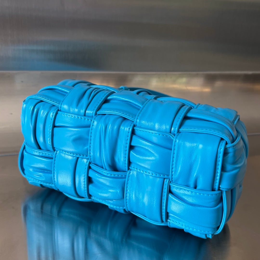 Kleine Brick-Kassette, 23 Zoll, hellblau, weiches Lammfell