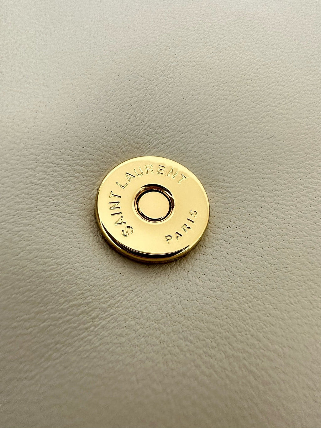 CALYPSO 26 KETTENTASCHE AUS MILCHWEISSEM LAMMLEDER