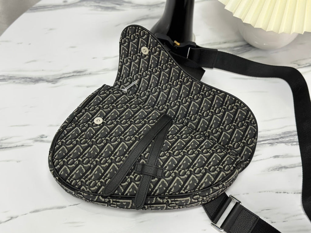 SADDLE 28 Tasche in Schwarz Obliqué Jacquard