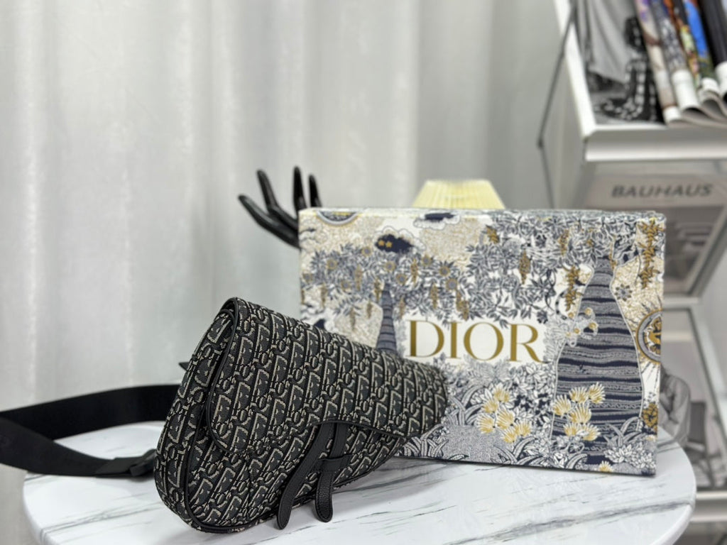 SADDLE 28 Tasche in Schwarz Obliqué Jacquard