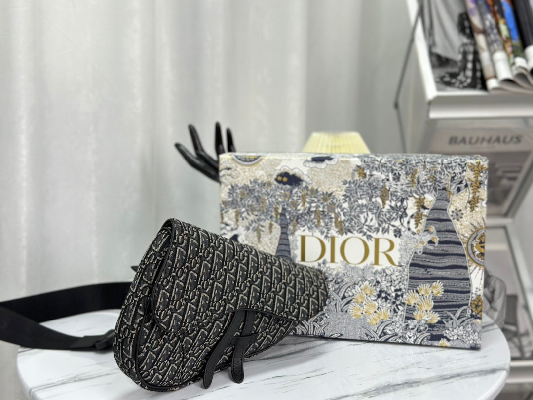 SADDLE 28 Tasche in Schwarz Obliqué Jacquard