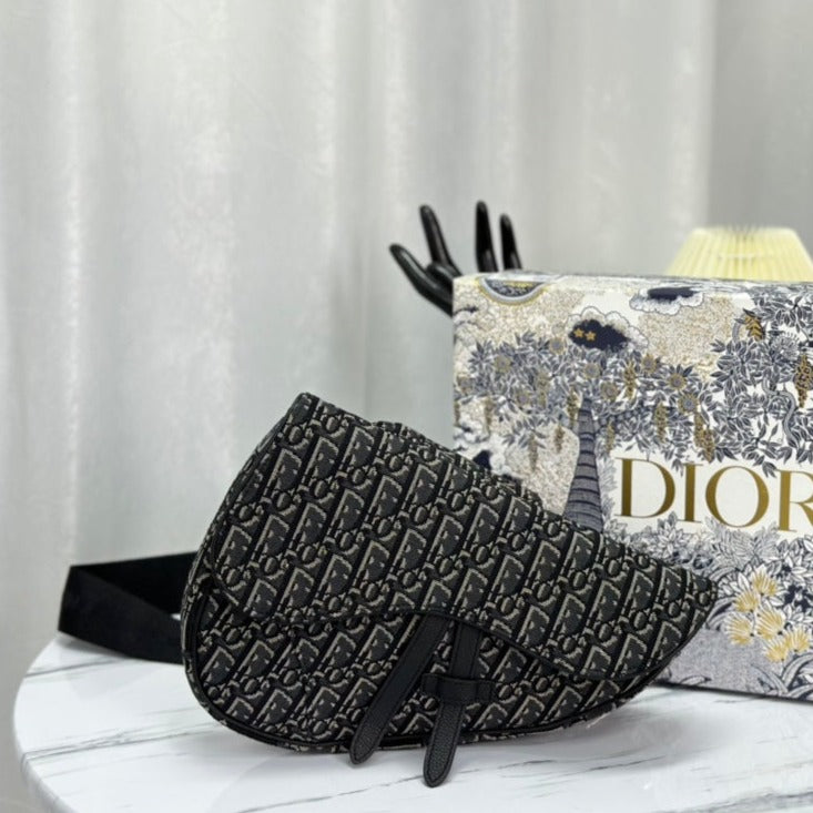 SADDLE 28 Tasche in Schwarz Obliqué Jacquard