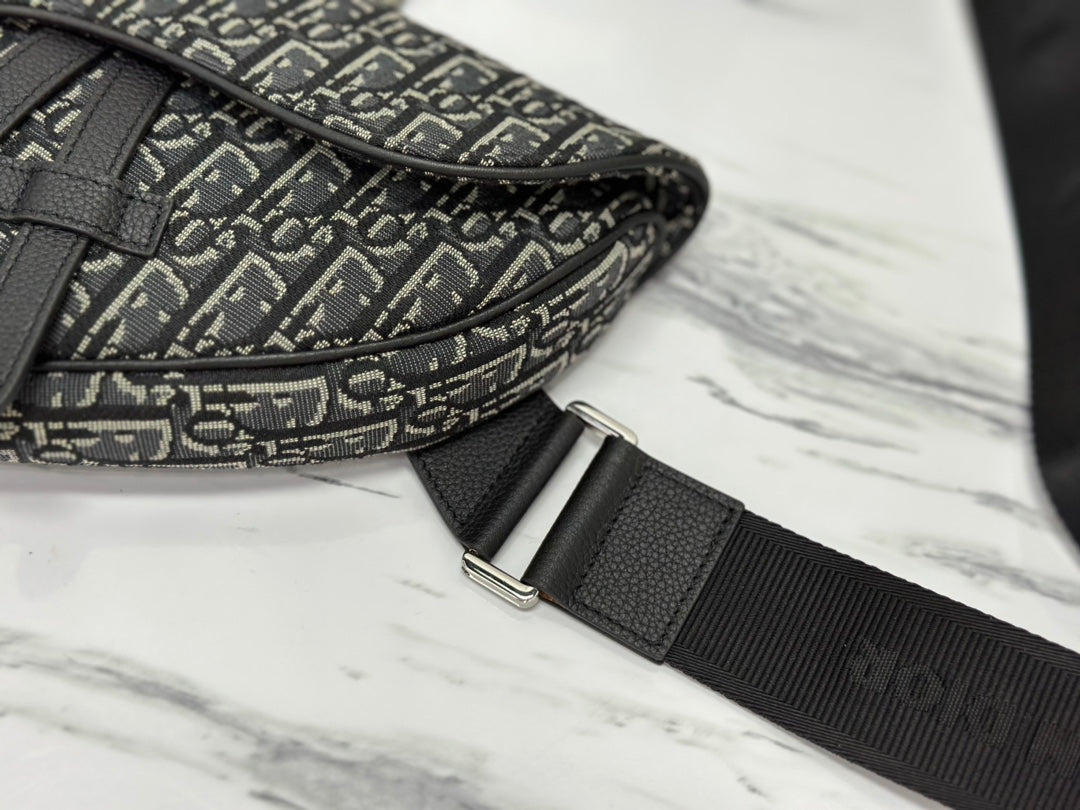 SADDLE 28 Tasche in Schwarz Obliqué Jacquard