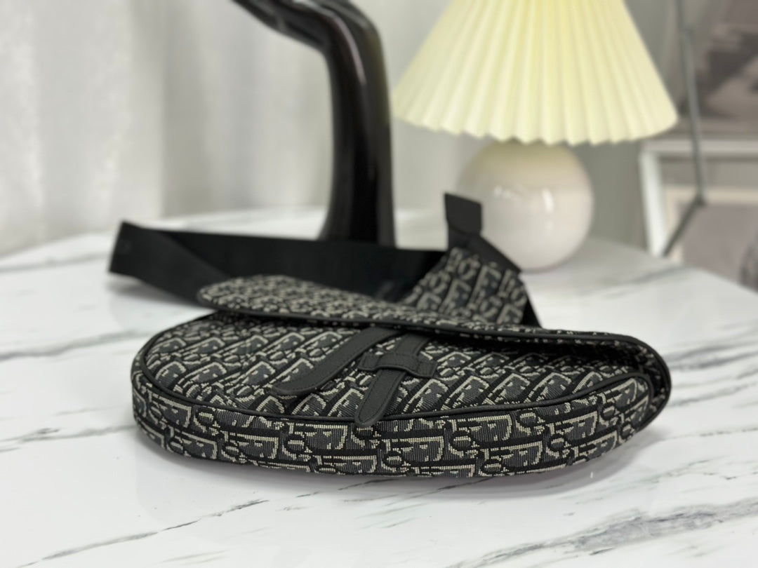 SADDLE 28 Tasche in Schwarz Obliqué Jacquard