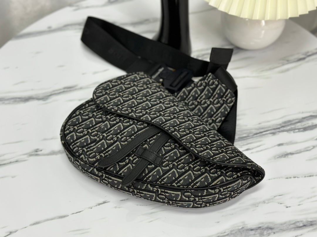 SADDLE 28 Tasche in Schwarz Obliqué Jacquard