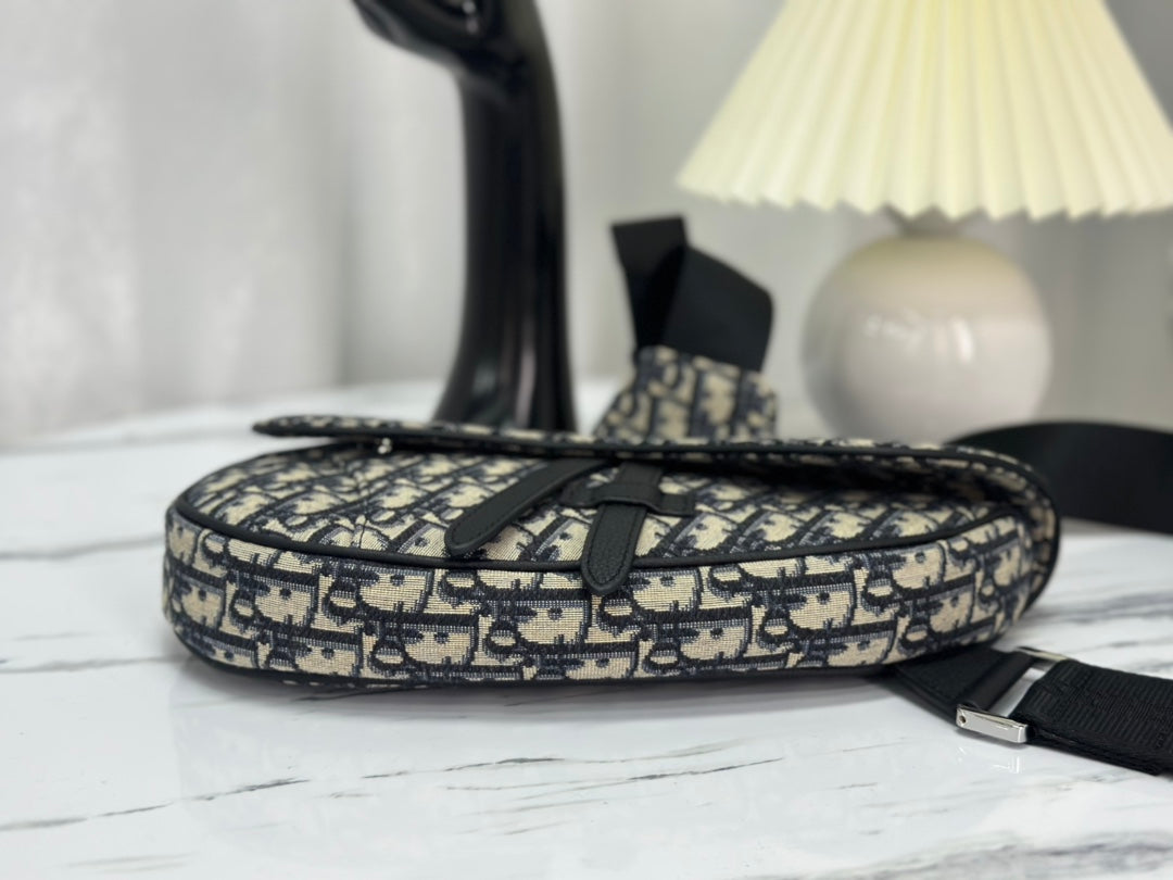 SADDLE 28 Tasche in Beige und Schwarz Schräg-Jacquard