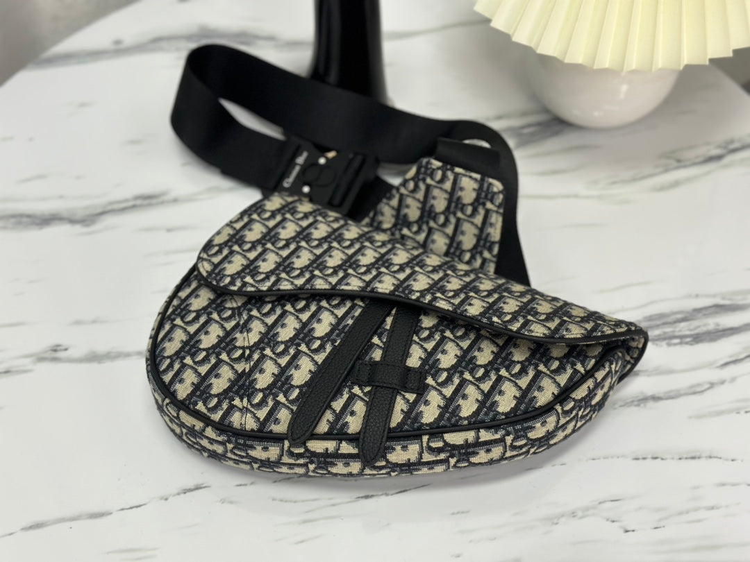 SADDLE 28 Tasche in Beige und Schwarz Schräg-Jacquard