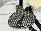 SADDLE 28 Tasche in Beige und Schwarz Schräg-Jacquard