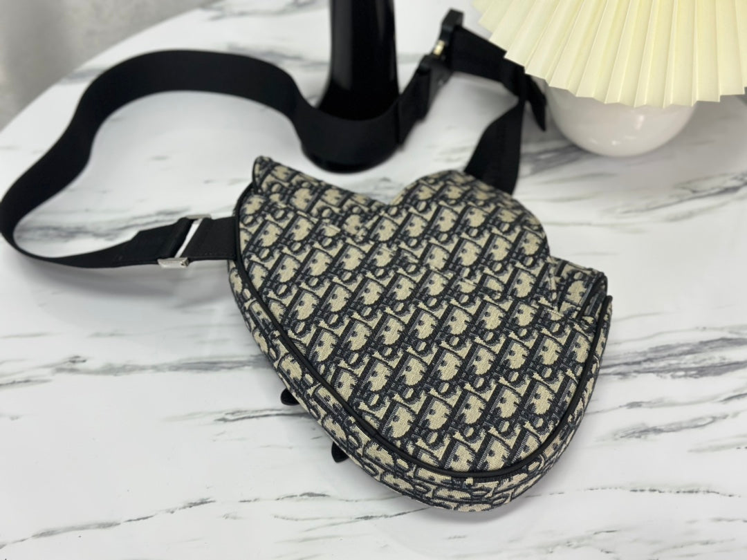 SADDLE 28 Tasche in Beige und Schwarz Schräg-Jacquard