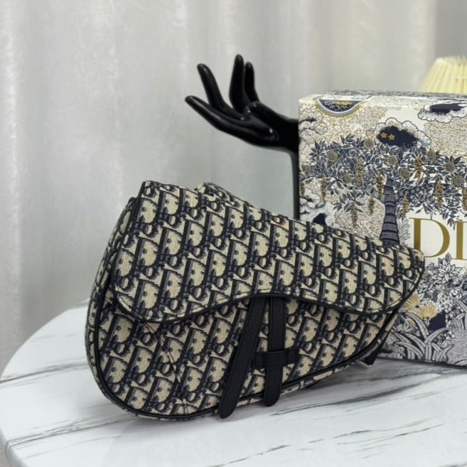 SADDLE 28 Tasche in Beige und Schwarz Schräg-Jacquard