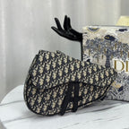 SADDLE 28 Tasche in Beige und Schwarz Schräg-Jacquard