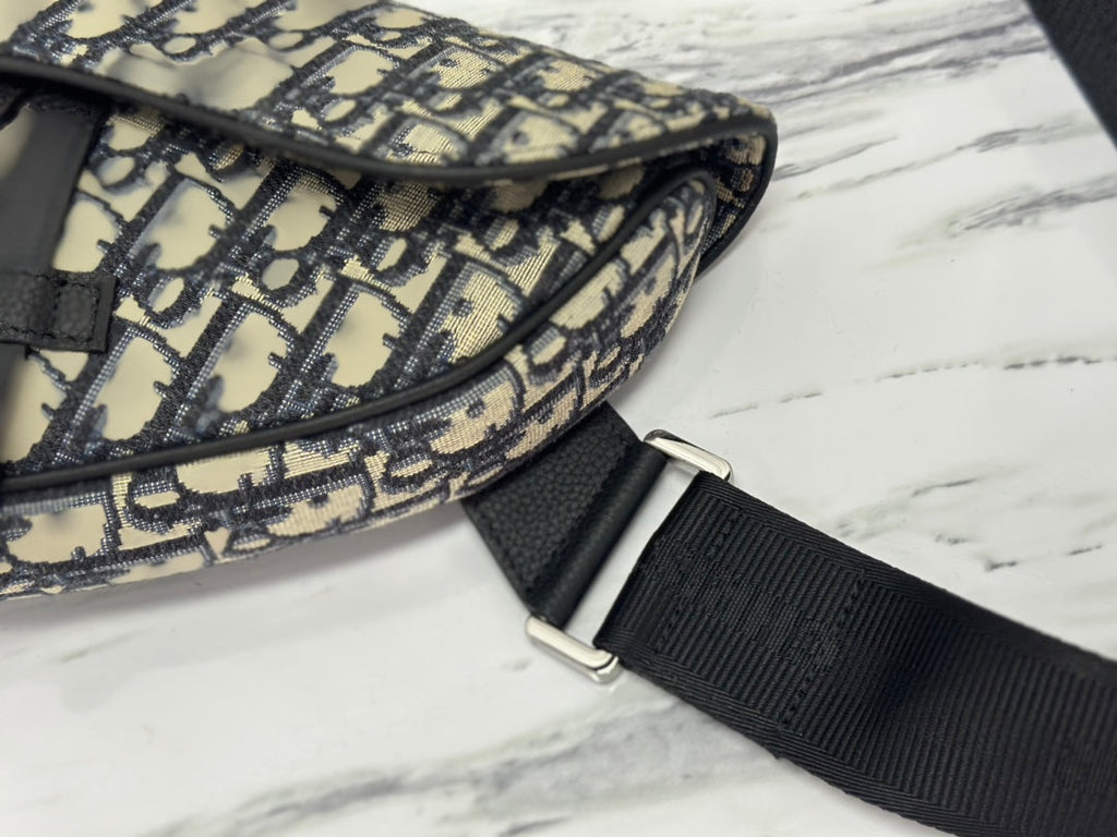 SADDLE 28 Tasche in Beige und Schwarz Schräg-Jacquard