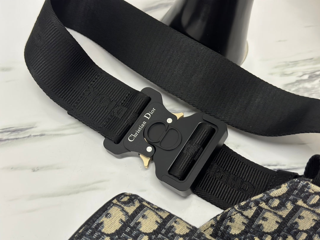 SADDLE 28 Tasche in Beige und Schwarz Schräg-Jacquard