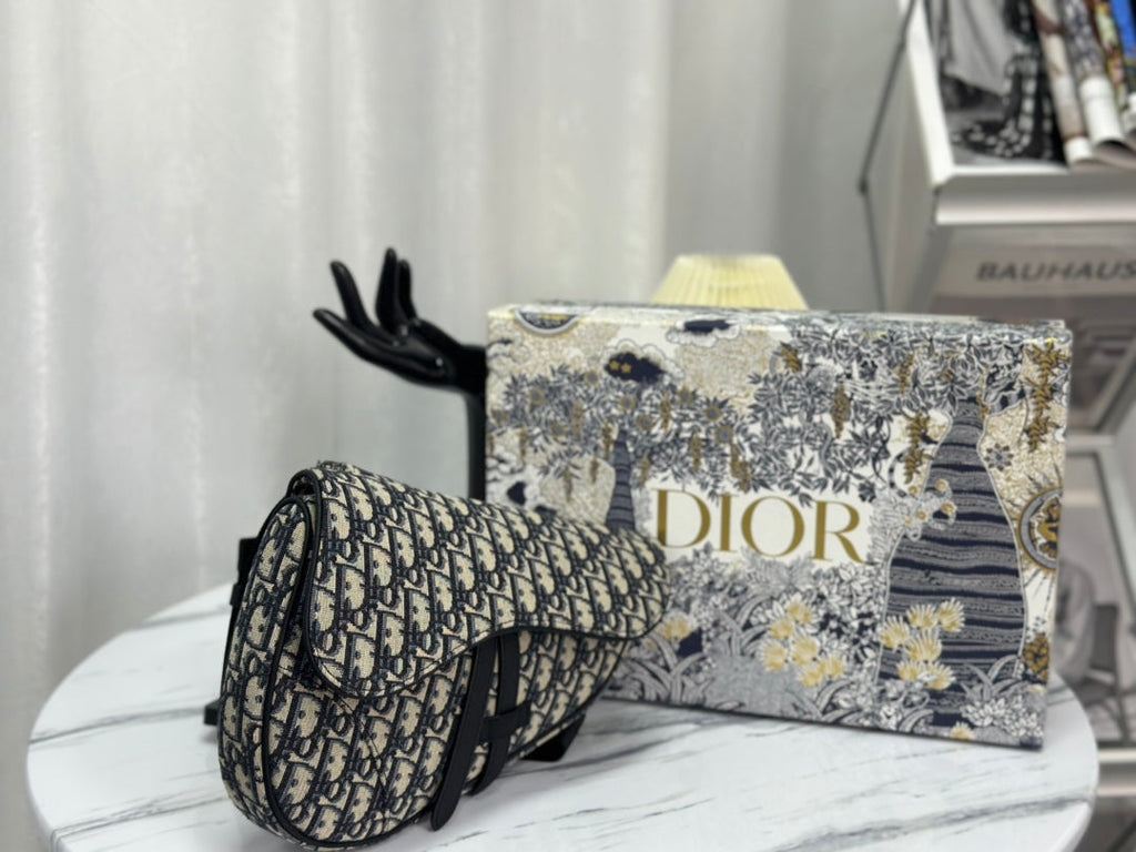 SADDLE 28 Tasche in Beige und Schwarz Schräg-Jacquard