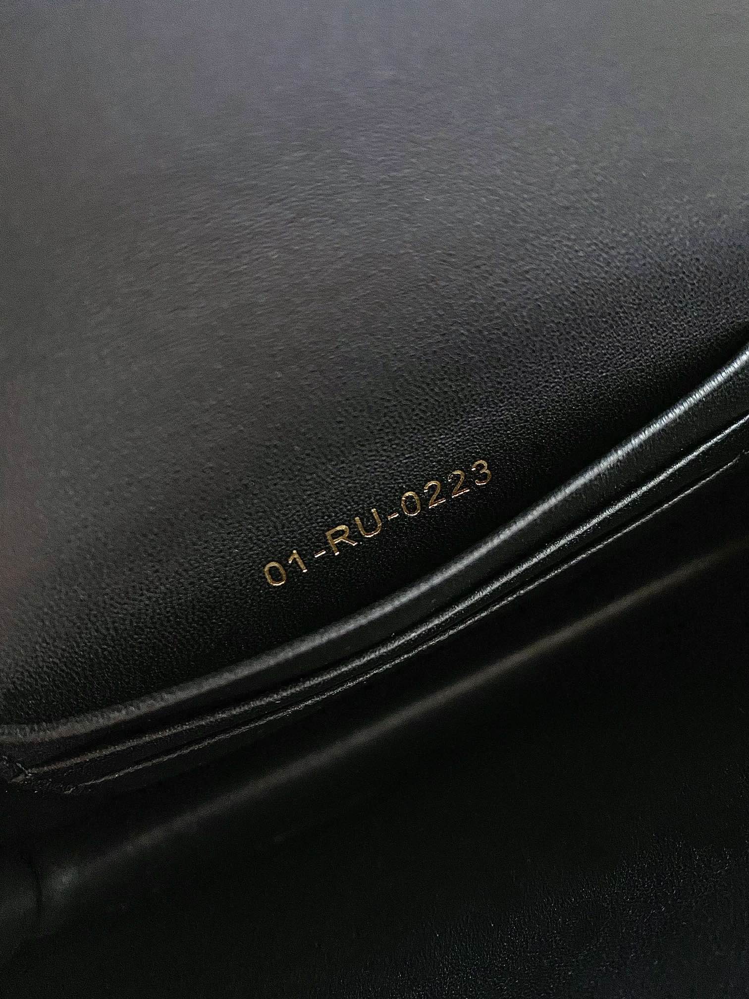 MINI-KETTENTASCHE 17 IN SCHWARZEM KALBSLEDER