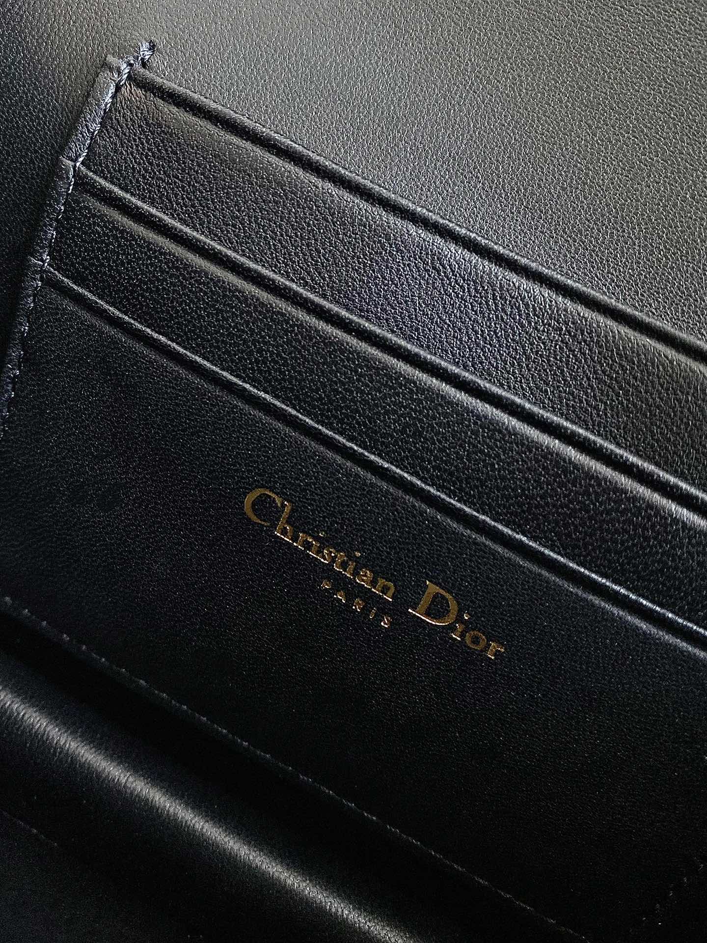 MINI-KETTENTASCHE 17 IN SCHWARZEM KALBSLEDER