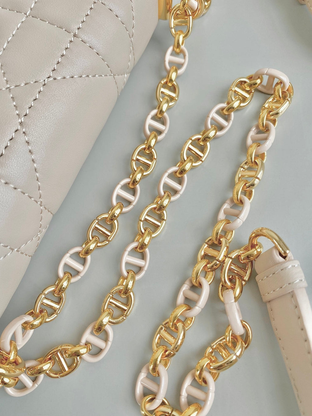 MINI-KETTENTASCHE 17 IN BEIGEM KALBSLEDER