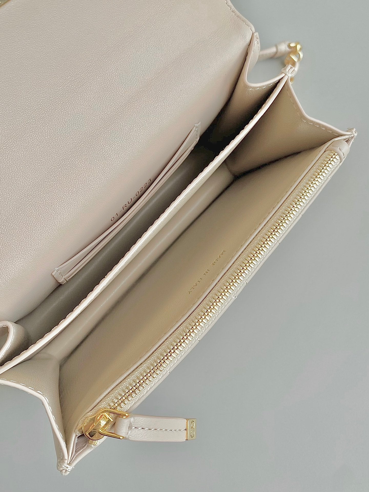 MINI-KETTENTASCHE 17 IN BEIGEM KALBSLEDER