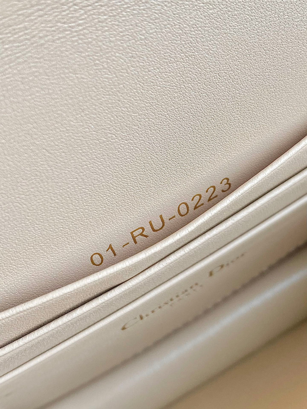 MINI-KETTENTASCHE 17 IN BEIGEM KALBSLEDER