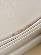 MINI-KETTENTASCHE 17 IN BEIGEM KALBSLEDER