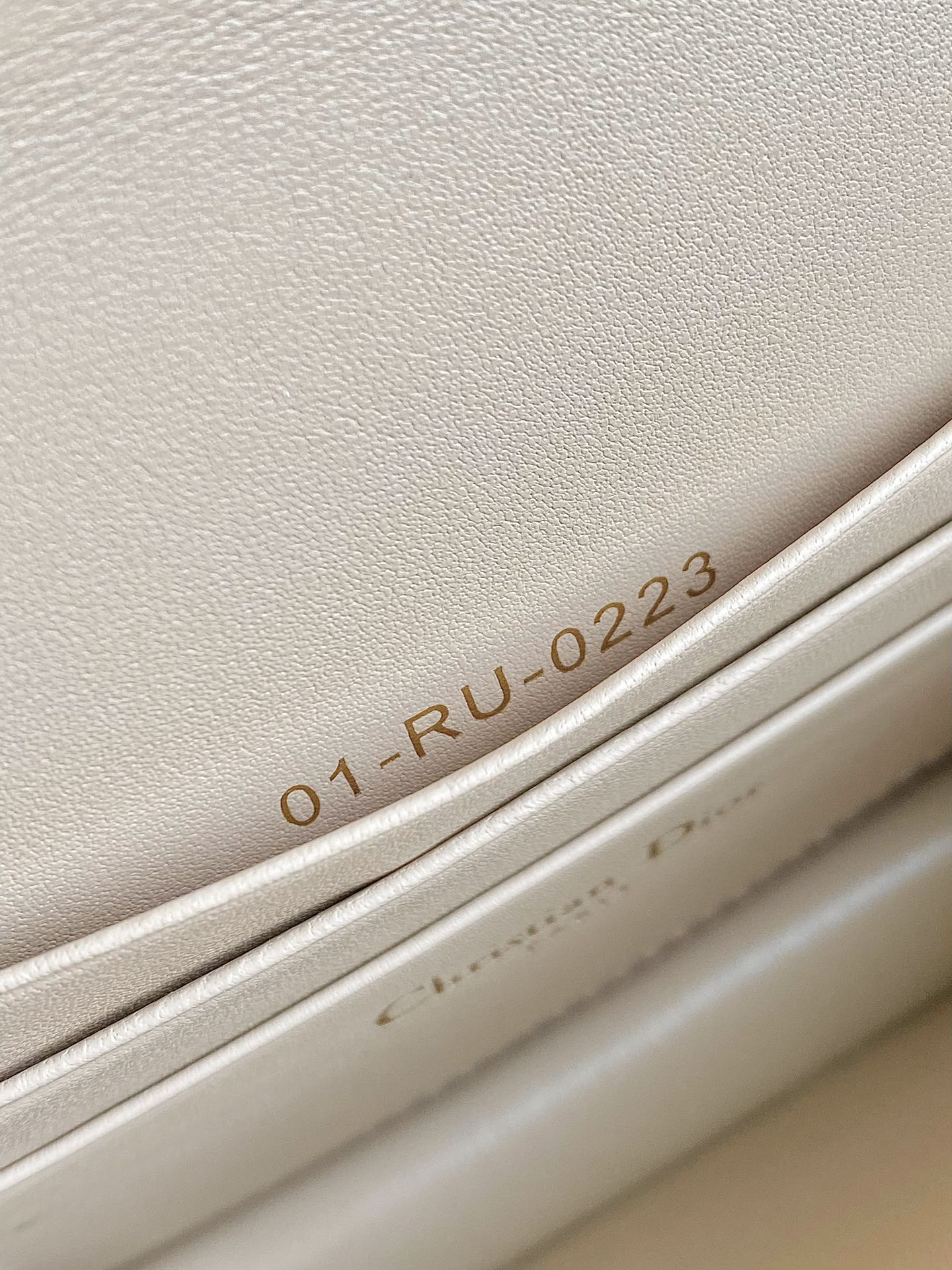 MINI-KETTENTASCHE 17 IN BEIGEM KALBSLEDER