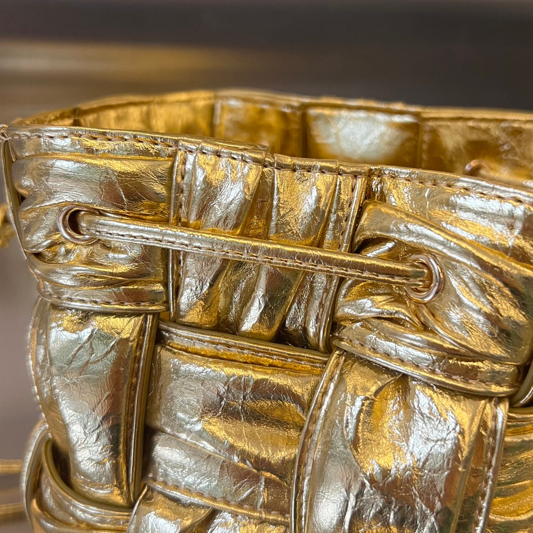 KLEINER KASSETTEN-BUCKET 18 IN GOLD-METALLIC WEICHES LAMMLEDER