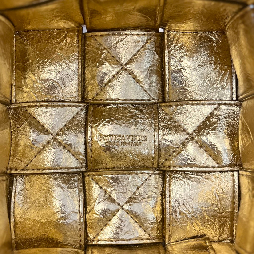 KLEINER KASSETTEN-BUCKET 18 IN GOLD-METALLIC WEICHES LAMMLEDER