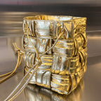 KLEINER KASSETTEN-BUCKET 18 IN GOLD-METALLIC WEICHES LAMMLEDER