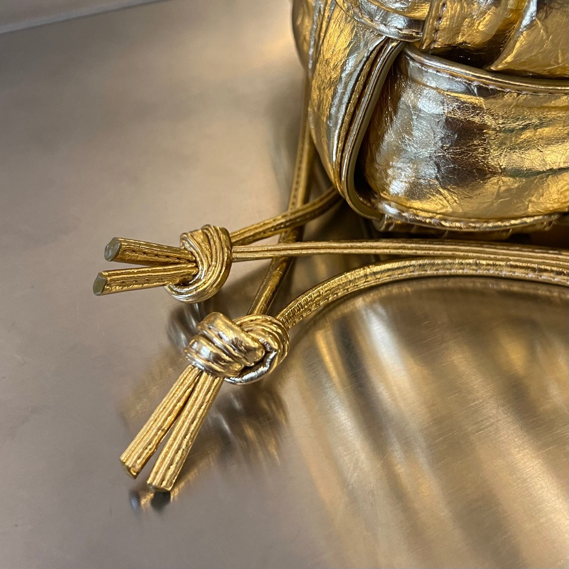 KLEINER KASSETTEN-BUCKET 18 IN GOLD-METALLIC WEICHES LAMMLEDER