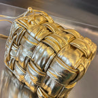 KLEINER KASSETTEN-BUCKET 18 IN GOLD-METALLIC WEICHES LAMMLEDER