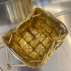 KLEINER KASSETTEN-BUCKET 18 IN GOLD-METALLIC WEICHES LAMMLEDER